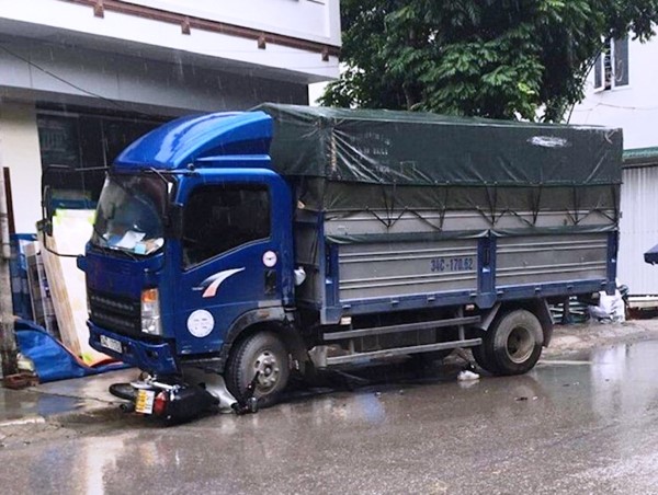 Tai nạn giao thông mới nhất hôm nay (20/10): Nữ sinh 16 tuổi kẹp ba, xe máy bị cuốn vào gầm xe tải, 1 người tử vong