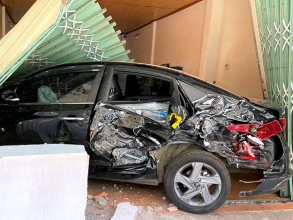 Tai nạn giao thông mới nhất hôm nay (25/10): Đi bộ qua đường, người đàn ông bị xe khách đâm tử vong