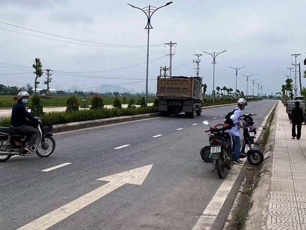 Tai nạn giao thông mới nhất hôm nay (1/11): Xe máy đấu đầu taxi, nam thanh niên tử vong thương tâm