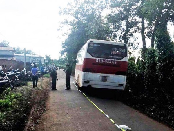 Tai nạn giao thông mới nhất hôm nay (3/11): Tài xế quên đóng cửa, học sinh lớp 6 rơi xuống đường tử vong