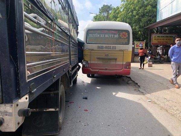 Tai nạn giao thông mới nhất hôm nay (4/11): Tai nạn liên hoàn khiến 3 xe hư hỏng nặng