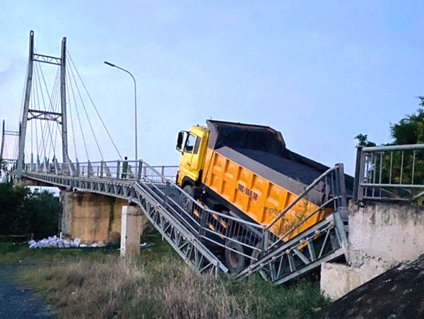 Tai nạn giao thông mới nhất hôm nay (7/11): Sau tiếng động lớn phát hiện người phụ nữ tử vong bên chiếc xe máy gặp tai nạn