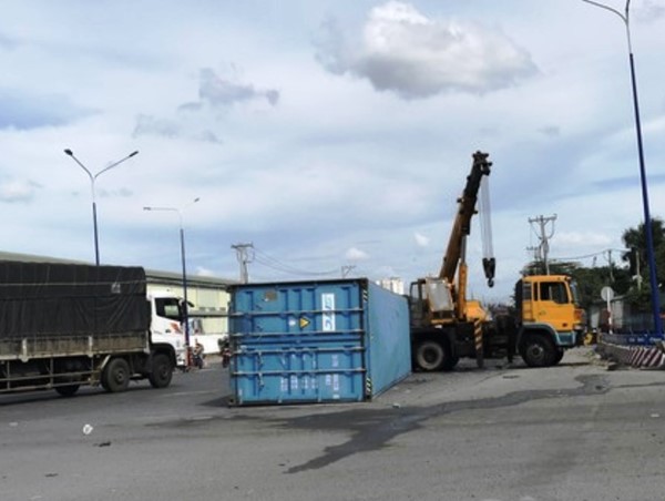 Tai nạn giao thông mới nhất hôm nay (10/11): Thùng container văng xuống đường tại vòng xoay, nhiều người thoát chết