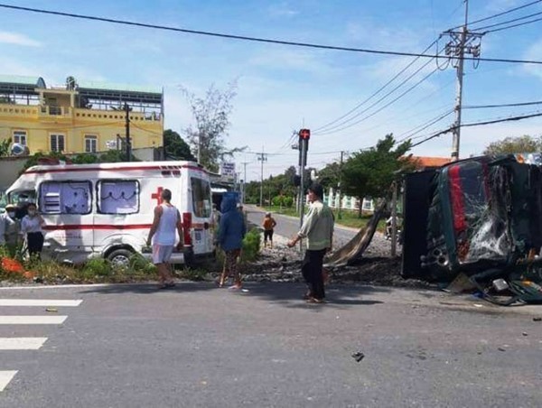 Tai nạn giao thông mới nhất hôm nay (11/11): Xe đầu kéo ủi bay quán nước ven đường khiến 2 người thương vong