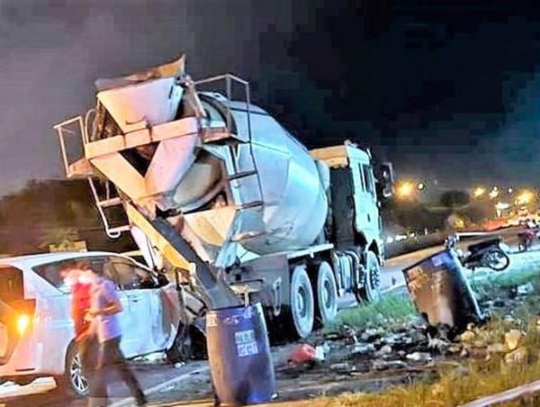 Tai nạn giao thông mới nhất hôm nay (13/11): Tài xế xe bồn bị xe du lịch tông tử vong