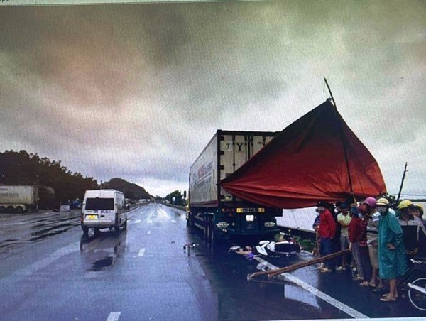 Tai nạn giao thông mới nhất hôm nay (15/11): Đâm đuôi xe đầu kéo, hai thiếu niên tử vong thương tâm