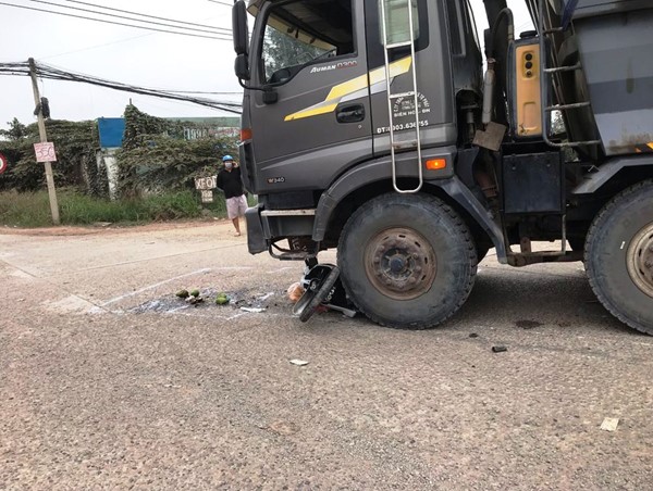 Tai nạn giao thông mới nhất hôm nay (29/11): Xe tải cuốn xe máy vào gầm sau va chạm, 2 người tử vong thương tâm
