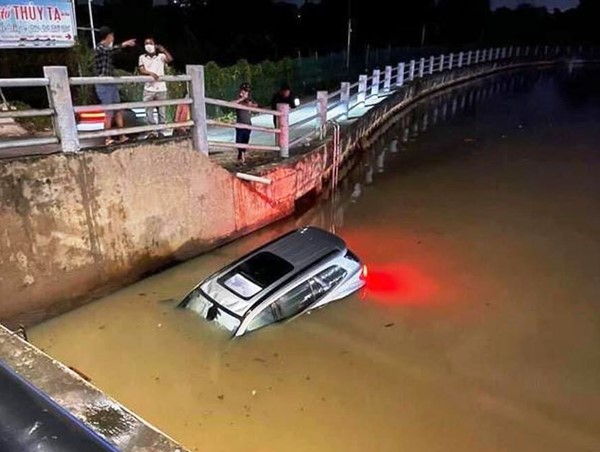 Tai nạn giao thông mới nhất hôm nay (30/11): Xe 7 chỗ lao như tên bắn xuống kênh nước, tài xế may mắn thoát chết