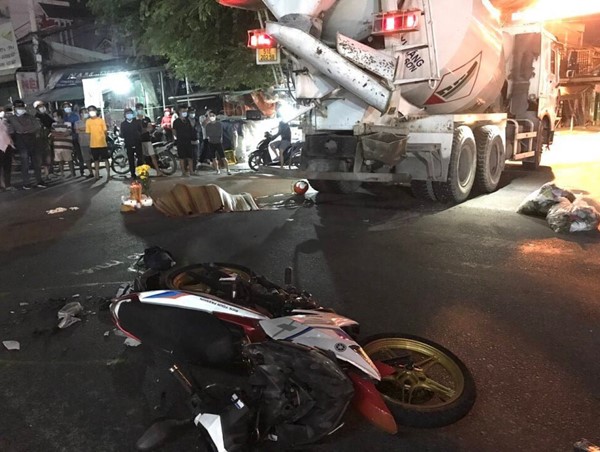 Tai nạn giao thông mới nhất hôm nay (5/12): Xe máy va chạm xe bồn, nam tài xế tử vong tại chỗ