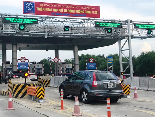 Thí điểm xe dán thẻ thu phí mới được đi cao tốc: Còn nhiều băn khoăn