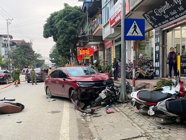 Tai nạn giao thông mới nhất hôm nay (14/12): Ô tô gây tai nạn liên hoàn, 9 xe hư hỏng, 1 người cấp cứu