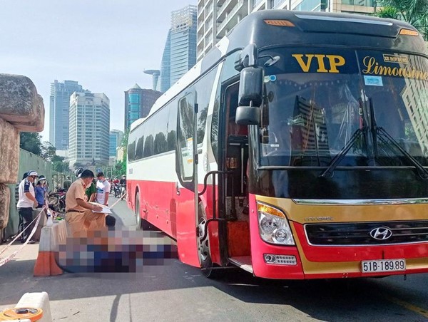 Tai nạn giao thông mới nhất hôm nay (20/12): Bị cuốn vào gầm xe khách, nam thanh niên đi xe máy tử vong thương tâm