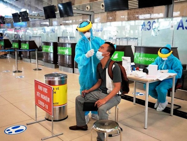 Vì sao nên tính chi phí test nhanh Covid-19 vào giá vé máy bay?