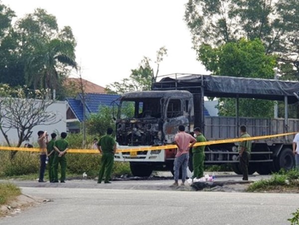Tai nạn giao thông mới nhất hôm nay (3/1): Tài xế chết cháy vì khóa cửa ngủ trong ca bin khi xe bốc cháy