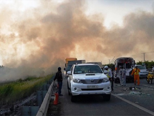 Đốt cỏ, rơm gần cao tốc: Hậu quả khôn lường