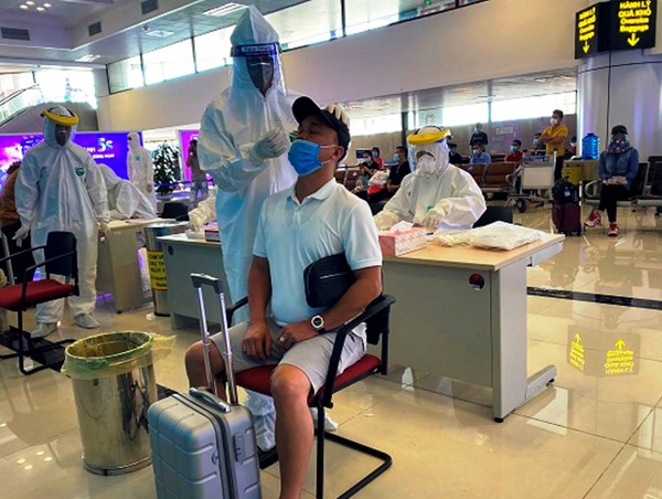 Chỉ đạo khẩn về việc test nhanh Covid-19 với hành khách đi máy bay