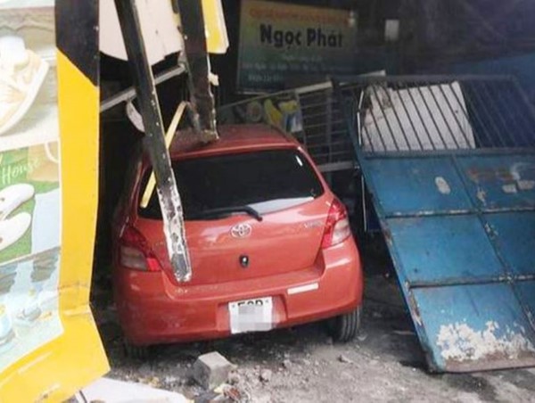 Tai nạn giao thông mới nhất hôm nay (4/1): Ngồi trên đường ray lúc tàu đi qua, người phụ nữ bị tàu đâm tử vong