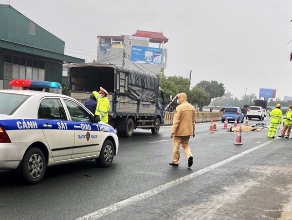 Tai nạn giao thông mới nhất hôm nay (10/1): Xe máy “kẹp 4” đâm vào đống cát giữa đường, 2 người chết, 2 người bị thương