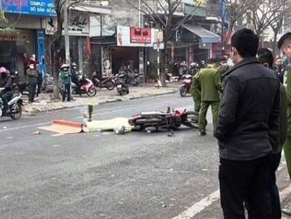 Tai nạn giao thông mới nhất hôm nay (15/1): Xe máy đang đi thì tự ngã ra đường khiến ô tô chèn tử vong người ngồi sau