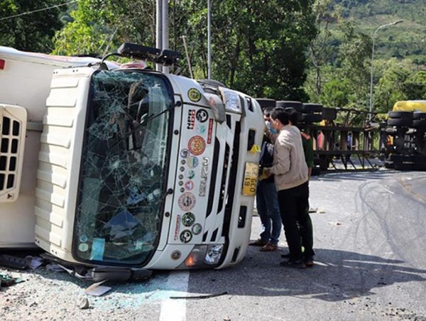 Tai nạn giao thông mới nhất hôm nay (18/1): Xe máy va chạm xe bồn, nam tài xế tử vong thương tâm