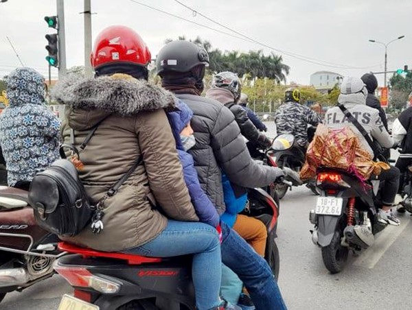 Mùng 3 Tết, nhiều người cắt ngắn kỳ nghỉ trở về Thủ đô
