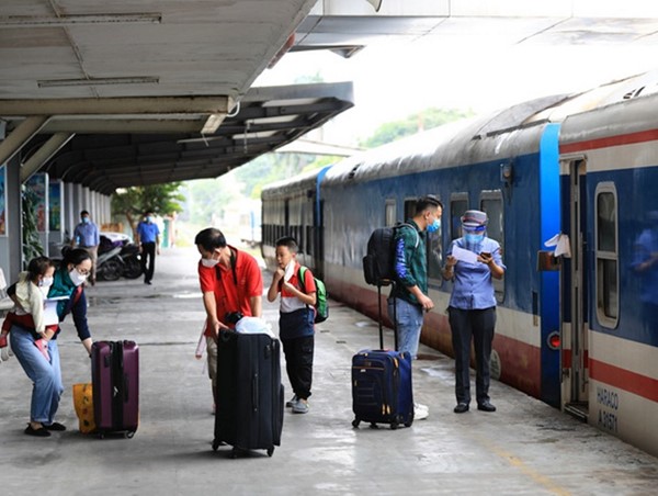 Sau kỳ nghỉ Tết, tàu hỏa chật kín người đi