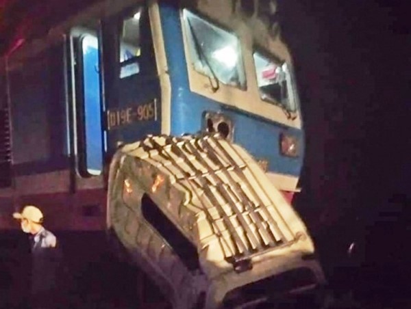 Xe tải bị tàu hỏa tông bẹp dúm, tài xế xe tải và phụ lái tàu nguy kịch