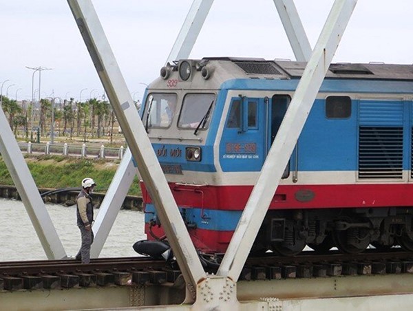 Tai nạn giao thông mới nhất hôm nay (16/2): Xe máy bị tàu hỏa kéo lê 100 mét khi băng qua đường sắt