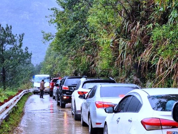 Đường lên đỉnh Mẫu Sơn tê liệt vì dòng người đổ về ngắm băng tuyết
