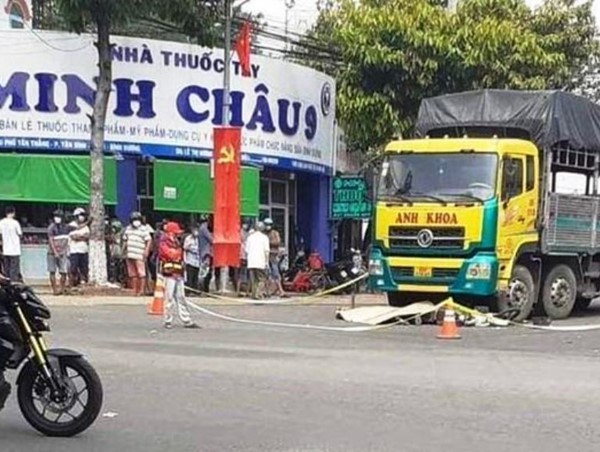 Tai nạn giao thông mới nhất hôm nay (22/2): Xe tải va chạm xe máy, nam sinh viên bị kéo lê trên đường rồi tử vong 