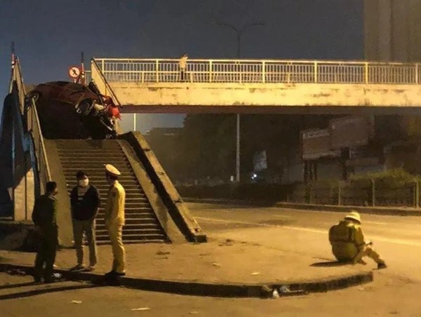 “Xế hộp” bất ngờ “trèo lên” cầu bộ hành khiến 3 người thương vong
