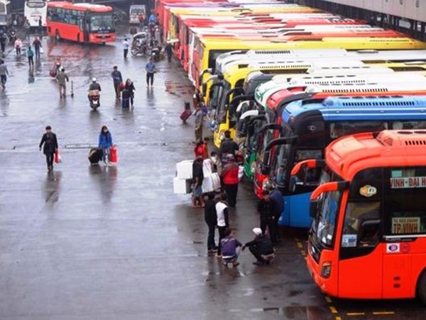 Xăng dầu tăng giá, doanh nghiệp vận tải “cắn răng” giữ giá cước