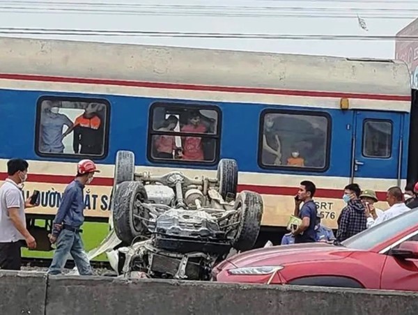 Tàu hỏa húc bay ô tô, tài xế kẹt cứng trong ca bin