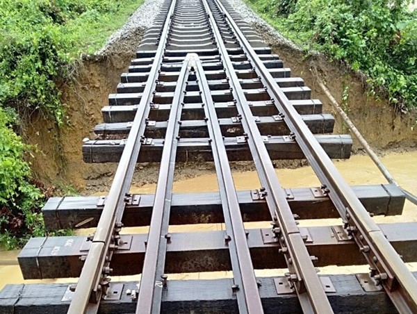 Mưa lớn khiến tuyến đường sắt Hà Nội – Lạng Sơn bị hư hỏng nặng