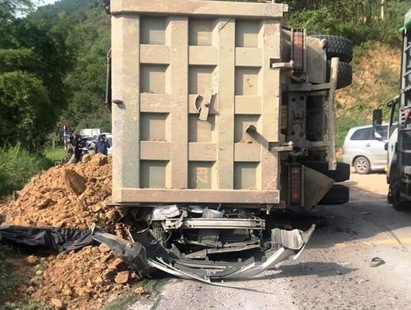 Xe tải chở đất đè xe con khiến 3 người tử vong