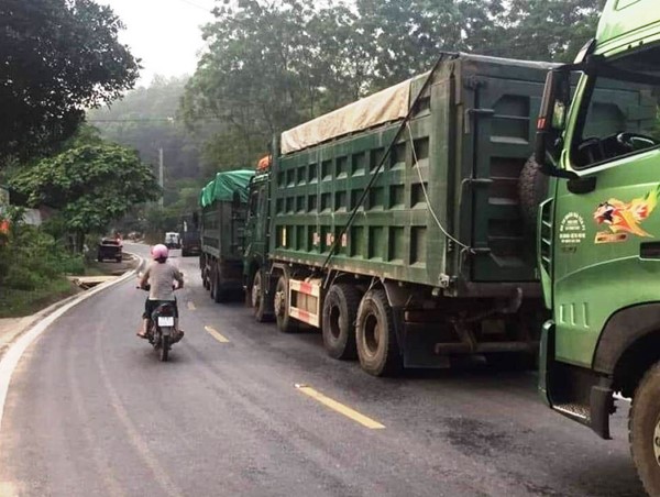 Báo động tình trạng tài xế xe quá tải chống đối lực lượng chức năng