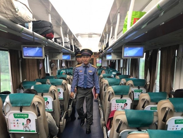 Xử nghiêm nhân viên đường sắt “bao khách” trên tàu