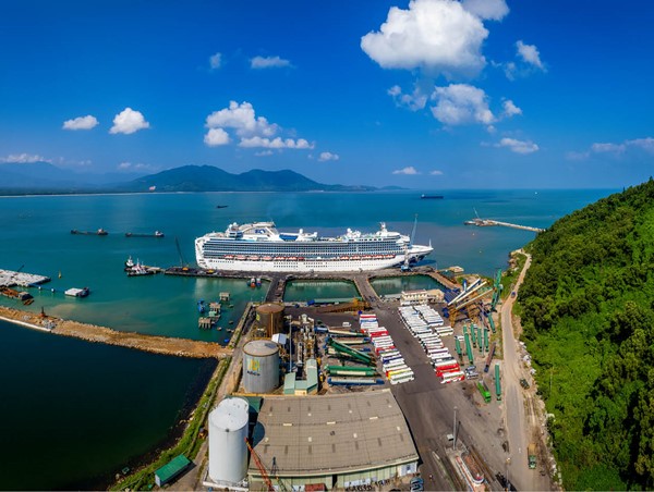 Tuyến dịch vụ vận tải container nội địa đến cảng Chân Mây lần đầu tiên được triển khai 