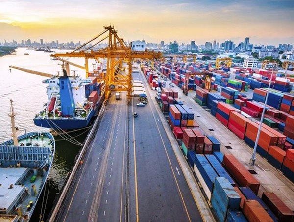 Doanh nghiệp cảng biển đồng loạt tăng phí lưu bãi