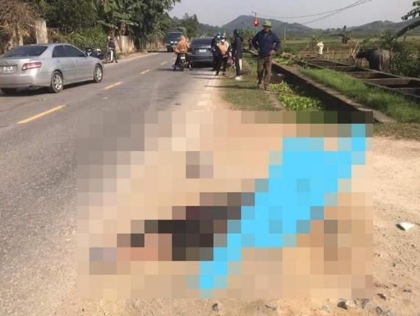 Xe máy va chạm xe khách, một cán bộ công an tử vong