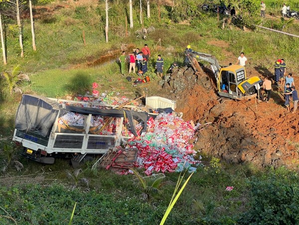 Xe tải chở hàng lao xuống vực sâu, tài xế tử vong 