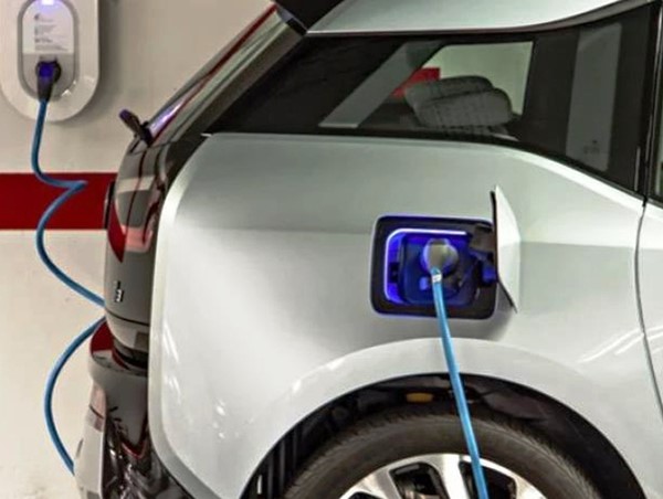 Ô tô điện có thể sạc không cần dây