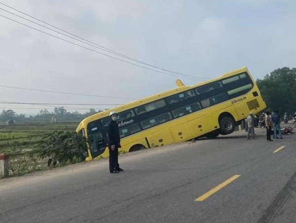 Va chạm với xe máy, ô tô khách lao đầu xuống ruộng