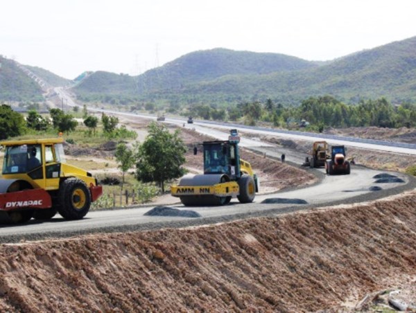 Một tỉnh miền Trung muốn đầu tư nhiều trục đường kết nối hai tuyến cao tốc Bắc - Nam