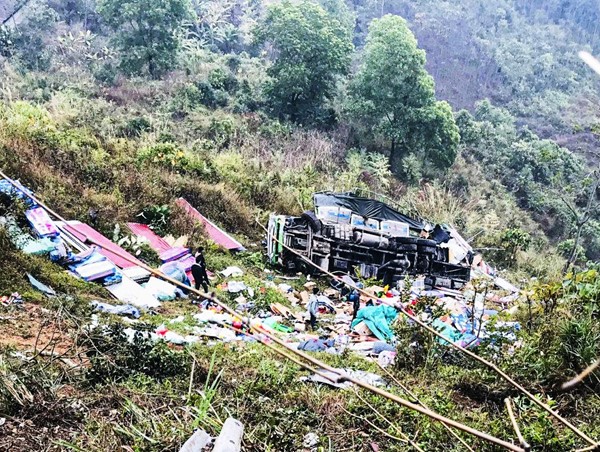 Xe tải lao xuống vực, 4 người nhập viện