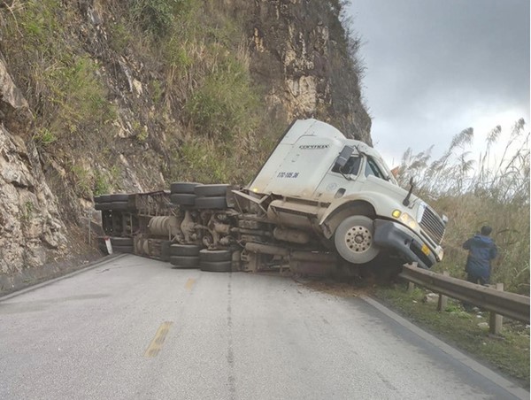 Xe đầu kéo lật nghiêng trên QL6, giao thông ùn tắc kéo dài