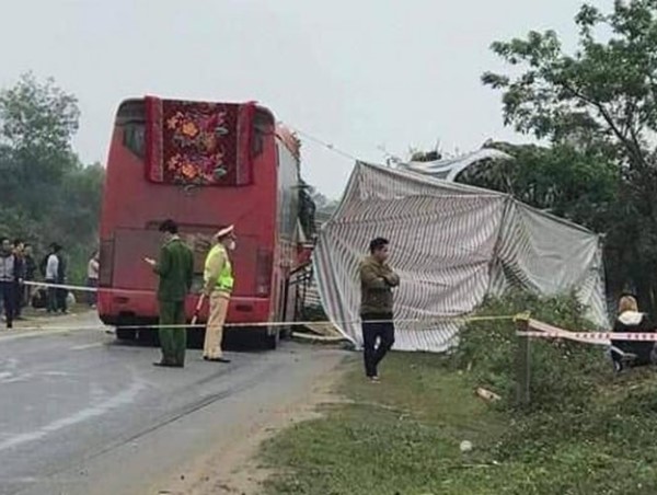 Xe khách đâm phía sau xe tải, phụ xe tử vong, hành khách bị thương