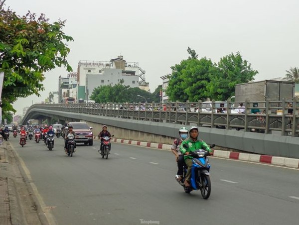 Phân luồng giao thông từ xa, chống kẹt xe cho khu vực sân bay Tân Sơn Nhất