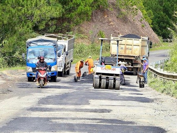 Sửa chữa hư hỏng mặt đường, đảm bảo ATGT đèo Mimosa tuyến QL20 qua Lâm Đồng