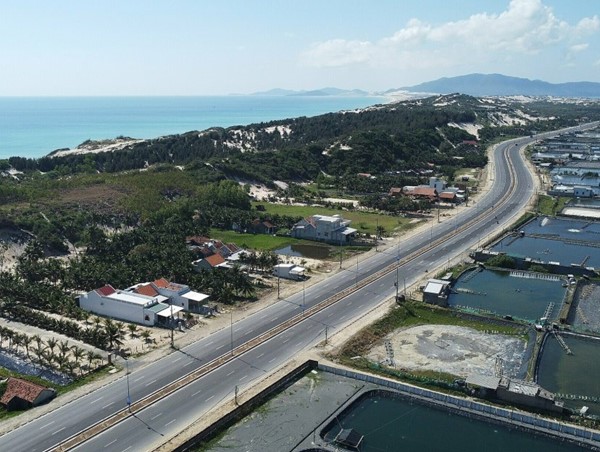 Thông xe 14km đường kết nối khu kinh tế Vân Phong